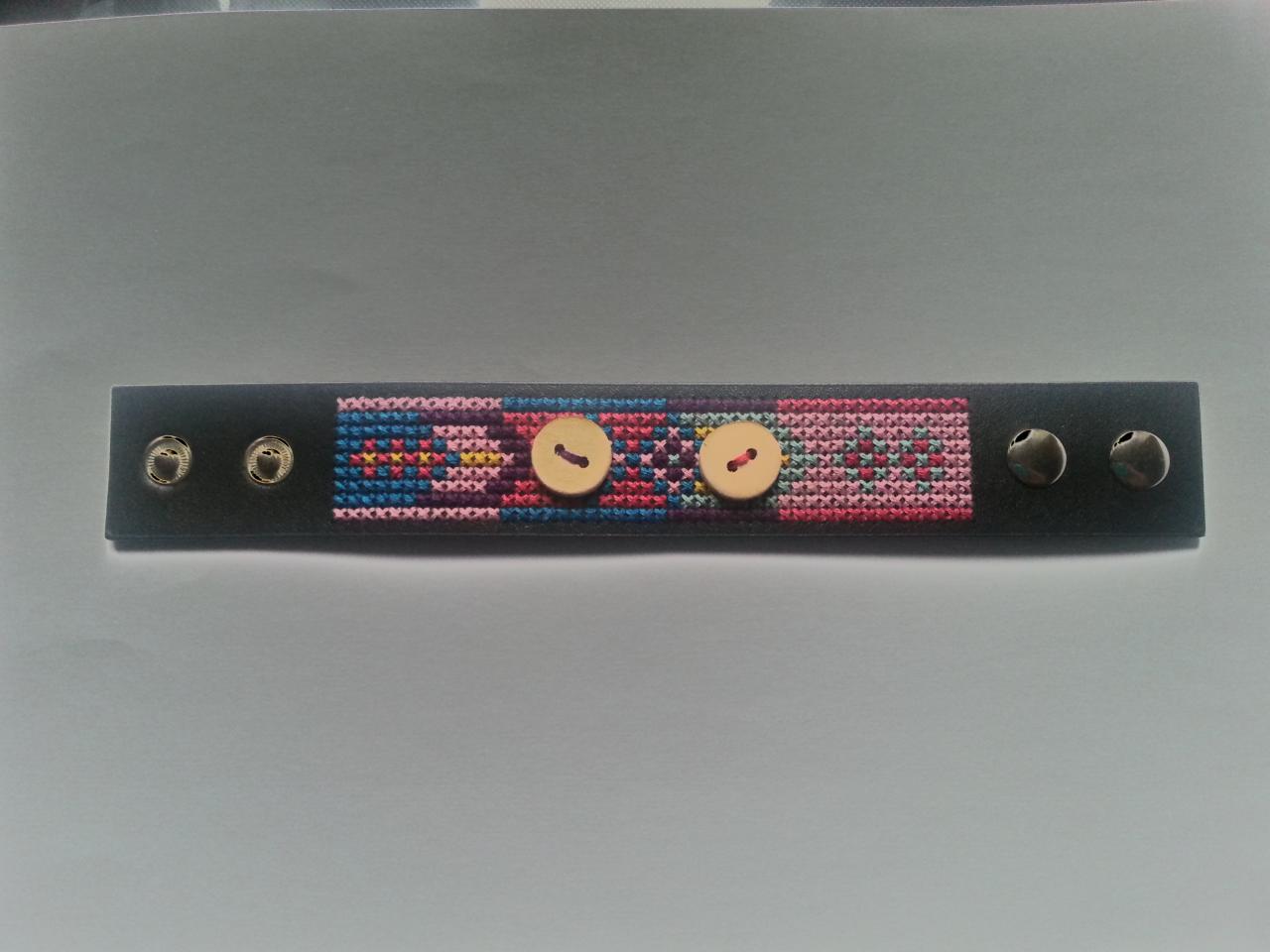 Bracelet brodé avec éléments en bois  10€
