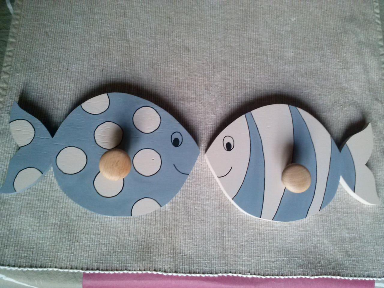 Porte-manteaux poissons, gris et beige