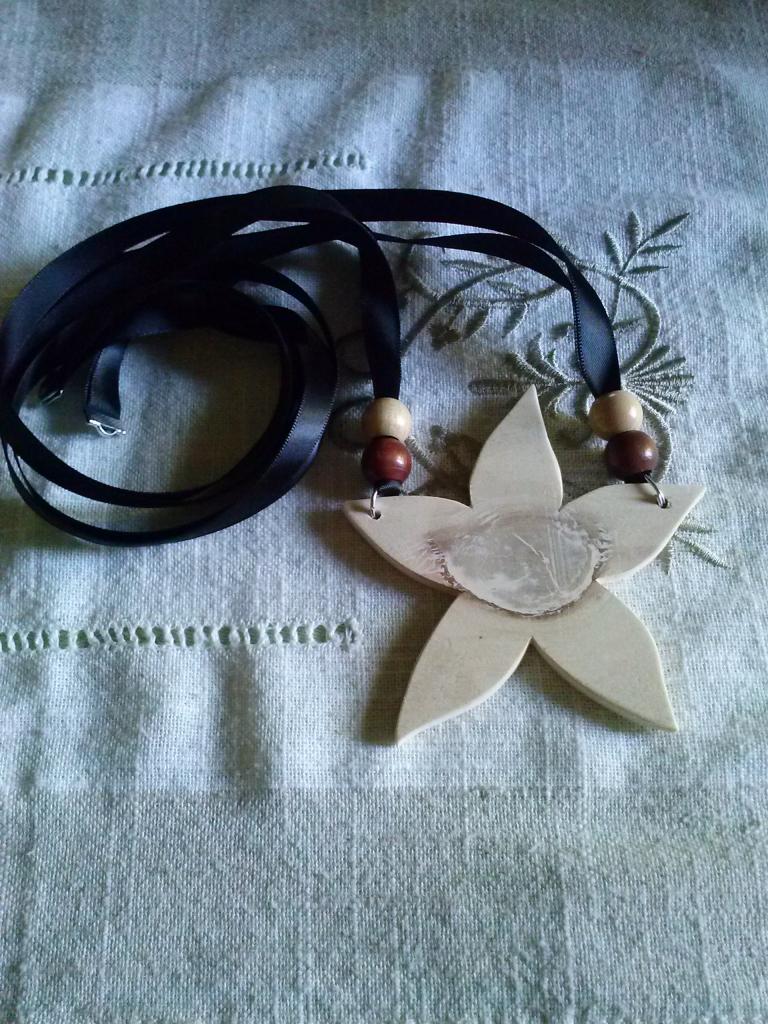 Collier fleur bois  8€ VENDU